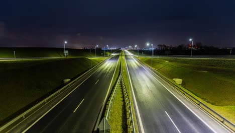 Zeitraffer-Auf-Der-Autobahn-Mit-Vorbeifahrenden-Autos,-Nacht