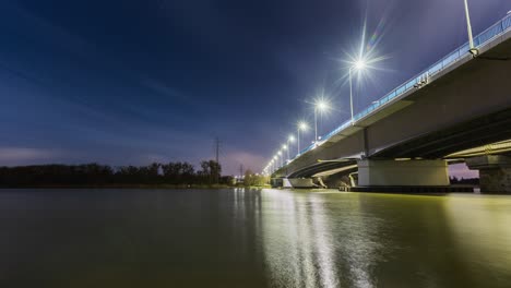 Lapso-Nocturno-De-Un-Puente-Cerca-Del-Agua