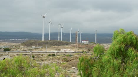 Teneriffa-Insellandschaft-Und-Windturbinenpark-An-Bewölkten-Tagen