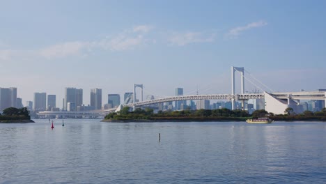 Odaiba-Y-El-Puente-Del-Arco-Iris-En-Tokio,-Fondo-Estableciendo-Una-Toma-En-Un-Día-Soleado-4k