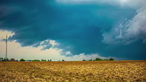Zeitraffer-Der-Sich-Ausdehnenden-Dunklen-Wolkenbildung-über-Einer-Landschaft-In-Lettland