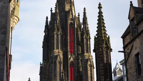 Der-Hub,-Kirche-Mit-Hohem-Turm-Im-Stadtzentrum-Von-Edinburgh