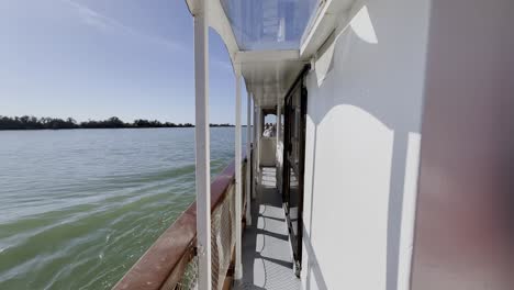 Kleines-Weißes-Boot-Mit-Schmalem-Weg-Für-Besucher-Fährt-über-Einen-Fluss-Durch-Die-Natur