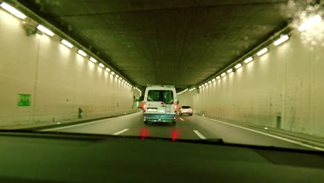 Conduciendo-Por-Un-Túnel-De-Automóviles