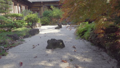 Un-Pequeño-Jardín-Zen-Ubicado-En-Un-Barrio-Muy-Tranquilo-De-Tokio,-El-Diseño-Combina-Rocas,-Piedras-Y-Plantas-Cuidadosamente-Seleccionadas