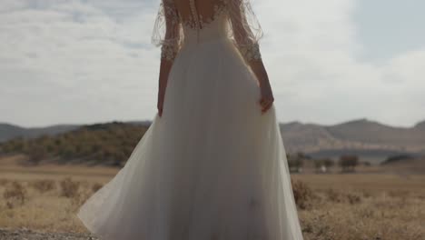 Glückliche-Braut-Im-Weißen-Kleid,-Die-Sich-Auf-Dem-Land-Dreht