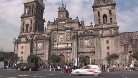 Nach-Oben-Gerichtete-Stiftaufnahme-Der-Metropolitankathedrale-Von-Mexiko-Stadt
