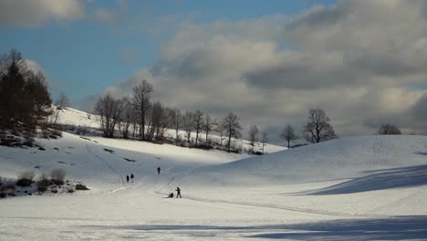 View-of-a-snowy-landscape-with-clouds-in-the-background-and-people-recreating