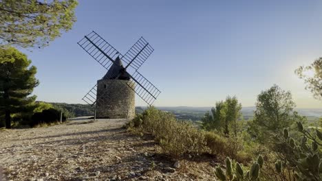 Alte-Historische-Steinmühle-Auf-Einem-Hügel-Mit-Einer-Weiten-Landschaft-Bei-Gutem-Wetter-In-Frankreich