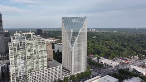 Vista-Aérea-De-Los-Edificios-Modernos-De-La-Ciudad-De-Atlanta-Con-Fachada-De-Vidrio,-Georgia,-Estados-Unidos