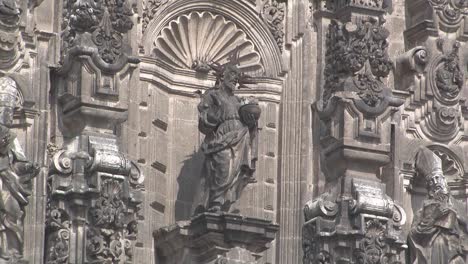 Mittlere-Aufnahme-Einer-Skulptur-In-Der-Kathedrale-Von-Mexiko-Stadt