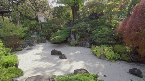 Un-Pequeño-Jardín-Zen-Ubicado-En-Un-Barrio-Muy-Tranquilo-De-Tokio,-El-Diseño-Combina-Rocas,-Piedras-Y-Plantas-Cuidadosamente-Seleccionadas