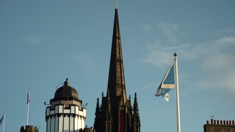 Bandera-Escocesa,-La-Cruz-De-San-Andrés-Ondeando-En-El-Viento-En-El-Centro-De-La-Ciudad-De-Edimburgo