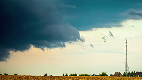 Zeitraffer-Der-Sich-Ausdehnenden-Wolkenbildung-über-Einer-Landschaft-In-Lettland