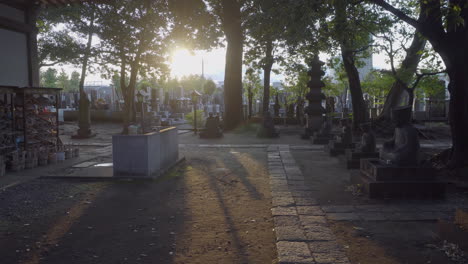 Los-Cementerios-En-Japón-Suelen-Estar-En-La-Parte-Trasera-De-Los-Templos,-Con-Fácil-Acceso-Para-Que-La-Gente-Rinda-Homenaje-A-Los-Difuntos.