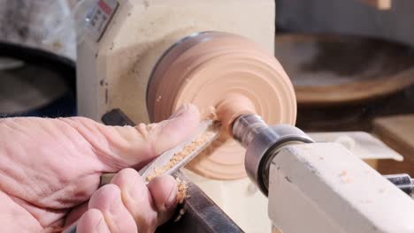 Cutting-wood-on-a-lathe-with-a-chisel