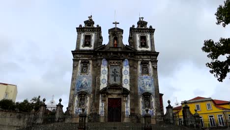 Einzigartige-Kirche-Von-Igreja-De-Santo-Ildefonso-In-Porto-Mit-Blauen-Und-Weißen-Fliesen-An-Der-Fassade