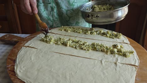Großmutter-Löffelt-Füllung-Auf-Tortenteig-–-Eine-Herzerwärmende-Tradition-Des-Kulinarischen-Handwerkserbes