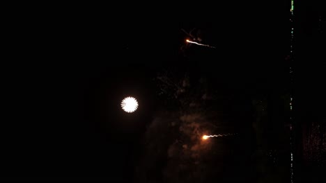 Los-Brillantes-Fuegos-Artificiales-Nocturnos-Sobre-El-Océano-Crean-Una-Celebración-Fantástica.