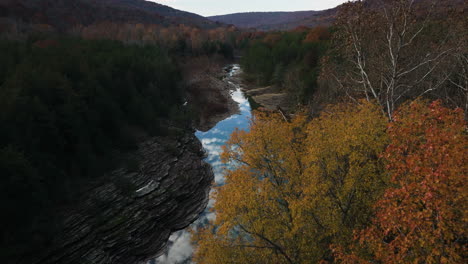 Zerklüftetes-Flussufer-Mit-Wolkenreflexionen-Im-Herbst-In-Der-Nähe-Von-Cedar-Flats-In-Banyard,-Arkansas,-USA