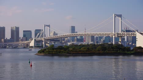 Toma-De-Establecimiento-De-4k-De-Tokio,-El-Parque-Costero-De-Odaiba-Y-El-Puente-Arcoiris-En-Japón