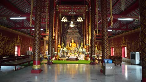 Interior-Dorado-Del-Templo-Wat-Chiang-Man-En-Tailandia.