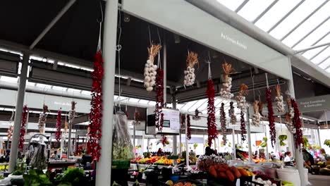 Garlic-hanging-in-vegetable-store,-Bolhao-Market,-Porto