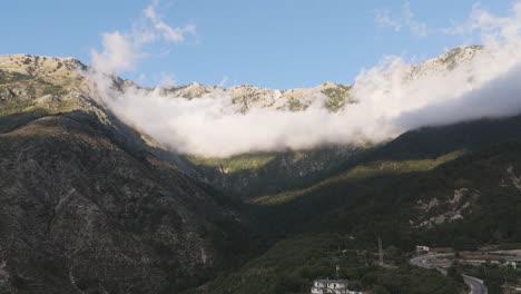 Vista-Aérea-Del-Paisaje-De-La-Soleada-Cordillera-De-Cuka-Partizam-En-Albania