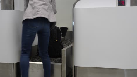 Touristenmädchen-überprüft-Das-Gewicht-Ihres-Gepäcks-Am-Check-in-Schalter