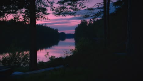 Magischer-Sonnenuntergangshimmel,-Der-Sich-Im-See-Eines-Schwedischen-Waldes-Spiegelt