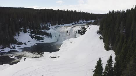 Drohnenaufnahmen-Von-Schwedens-Größtem-Wasserfall,-Tännforsen,-Im-Frühling-Und-Bei-Überschwemmungen