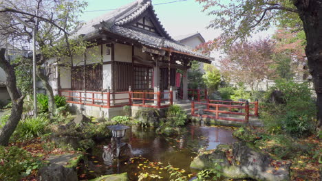 Buddhistische-Tempel-In-Japan-Sind-Normalerweise-Von-Gärten-Und-Wasser-Umgeben,-Was-Eine-Einzigartige-Und-Schöne-Atmosphäre-Schafft,-Die-Dazu-Beiträgt,-In-Die-Innere-Ruhe-Zu-Gelangen