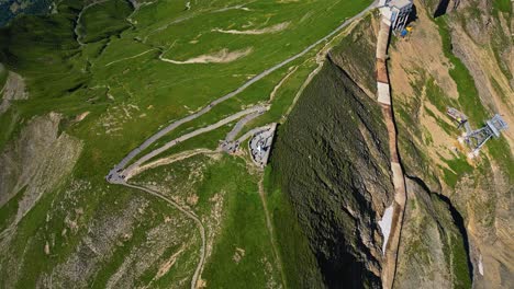 Epischer-Drohnenschuss,-Der-Den-Bergwanderweg-Brienzer-Rothorn-In-Den-Emmentaler-Alpen-Mit-Blick-Auf-Den-Brienzersee,-Schweiz,-Europa-Enthüllt