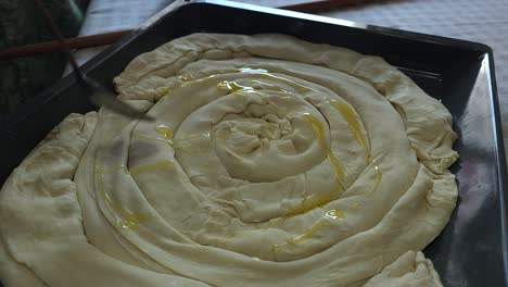 Traditioneller-Kuchen-Zubereitet,-Mit-Butter-Bedeckt,-Bereit-Zum-Backen-–-Erbe-Der-Kulinarischen-Köstlichkeiten-Des-Balkans