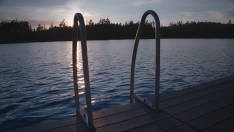 Leiter-Auf-Einem-Badesteg-Bei-Sonnenuntergang-In-Einem-Schwedischen-See