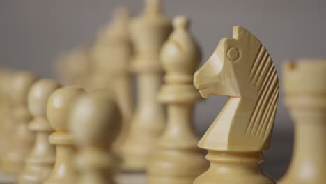 Fesselnder-Rack-Fokus-Mit-Komplizierten-Details-Verschiedener-Weißer-Schachfiguren