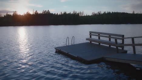 Muelle-Para-Nadar-En-Un-Lago-En-Suecia-Durante-La-Puesta-De-Sol