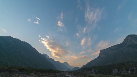 Sunset-timelapse-of-clouds-and-mountains-in-Monterrey