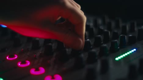 DJ-gear-showing-waveforms-while-track-is-playing-in-4K
