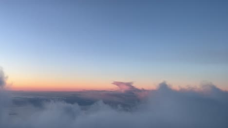 Überfliegen-Einiger-Wolken-An-Einem-Kalten-Winterhimmel-Kurz-Vor-Sonnenaufgang,-Gesehen-Von-Den-Piloten-Eines-Flugzeugs