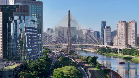 Puente-De-Cable-En-El-Paisaje-Urbano-De-Sao-Paulo,-Brasil