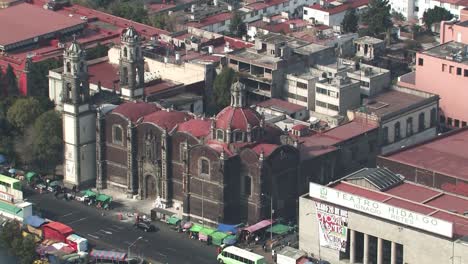 Aerial-shot-of-Templo-de-la-Santa-Veracruz-in-Ciudad-de-Mexico