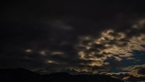 Zeitraffer-Blauer-Dämmerungshimmel,-Bedeckt-Von-Stürmischen-Schwarzen-Wolken,-Windig,-Mondlicht
