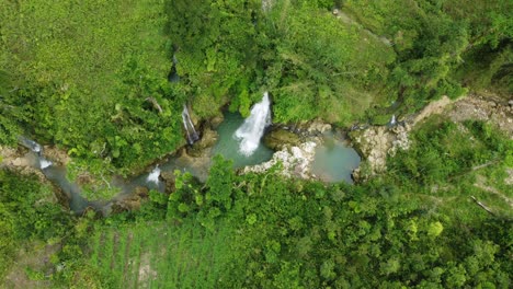 Auf-Einem-Atemberaubenden-Wasserfall-In-Der-Wildnis-Der-Philippinen-Versinken