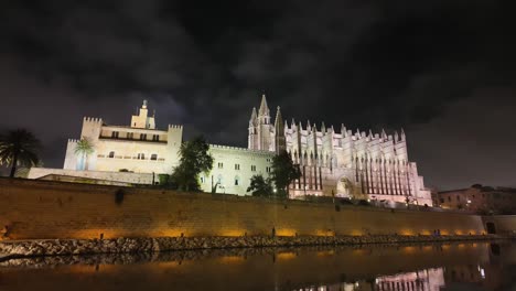 Palma-De-Mallorca,-Nachtzeitraffer-Der-Kathedrale-Und-Des-Historischen-Zentrums