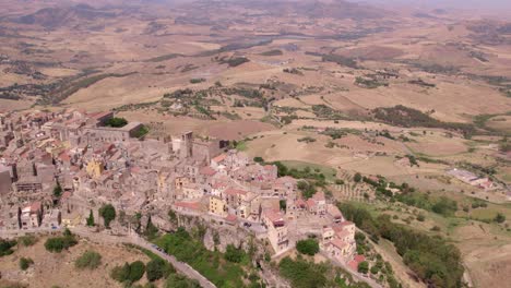 Luftaufnahme-Von-Calascibetta,-Einer-Stadt-In-Der-Provinz-Enna,-Sizilien,-Italien