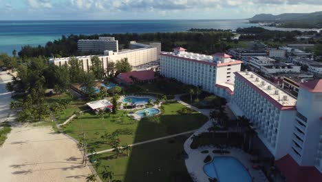 Vista-Aérea-Del-Hotel-Crown-Plaza-En-Saipan,-Islas-Marianas-Del-Norte.