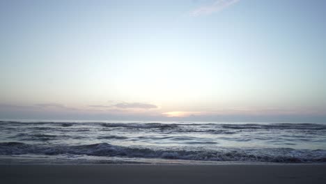 Während-Ich-Den-Sonnenaufgang-Betrachte,-Nehme-Ich-Die-Meereswellen-In-Cancuns-Playacar,-Mexiko,-Mit-Meinen-Eigenen-Augen-Auf