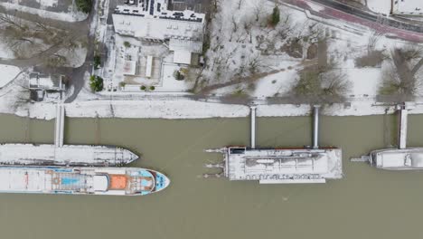 Ships-and-boats-anchored-by-the-river-near-city-park