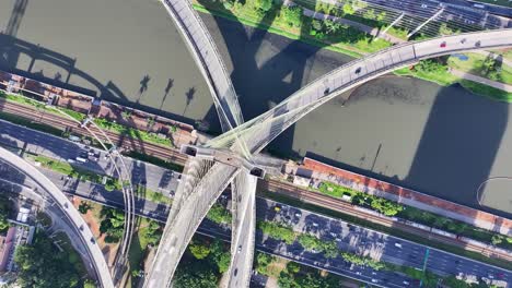 Puente-Suspendido-En-Cables-En-El-Paisaje-Urbano-De-Sao-Paulo,-Brasil.